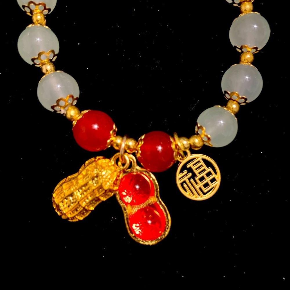 Red and gold Chinese peanut charm bracelet #chinesepeanut
18cm/7.08in